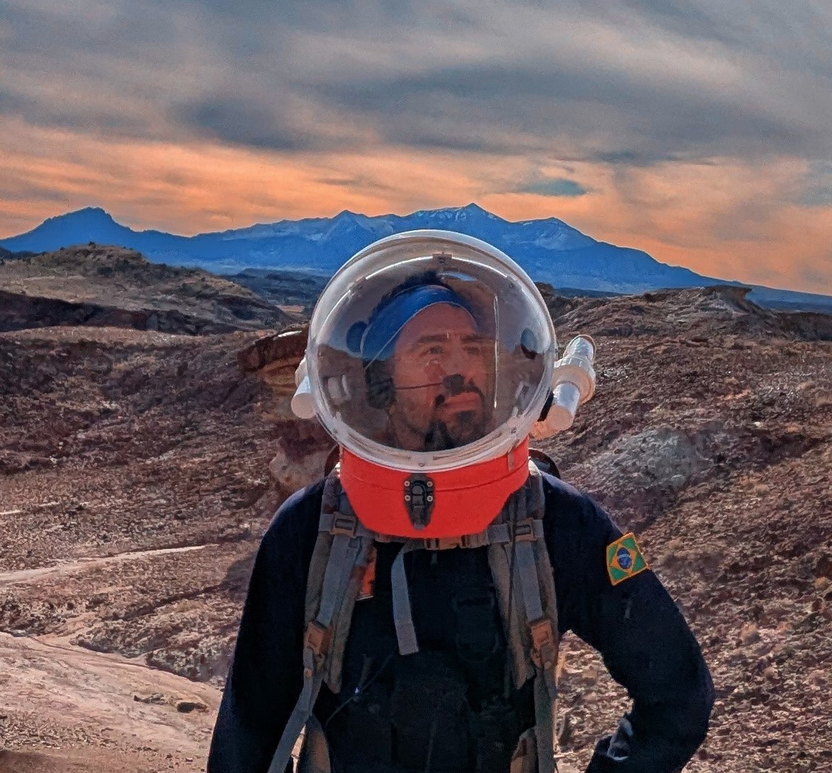 Rodrigo Schmitt in astronaut analog gear